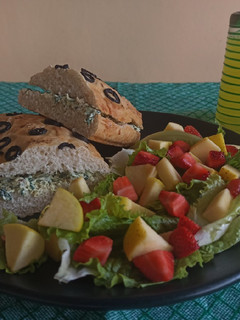 Una foto de Ciabatta artesanal con aceitunas rellena de espinacas con queso