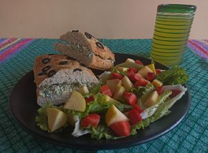Una foto de Ciabatta artesanal con aceitunas rellena de espinacas con queso
