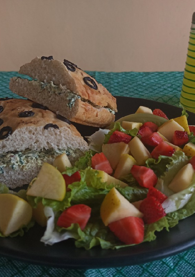 Una foto de Ciabatta artesanal con aceitunas rellena de espinacas con queso