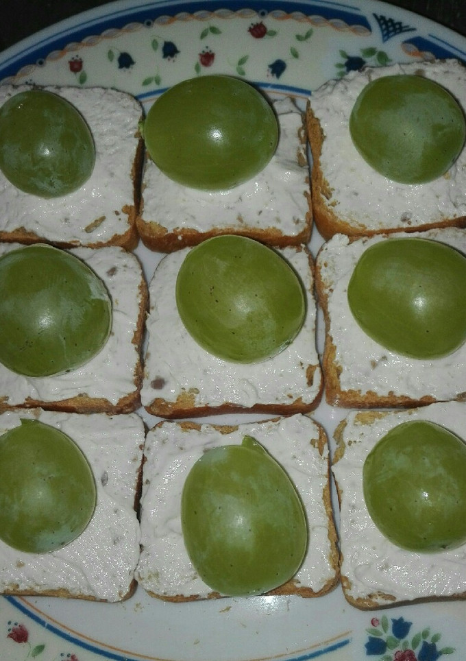 Una foto de Tostas de pan tostado con mousse de queso con nueces y uvas