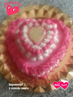Una foto de Tarta corazón de San Valentín, de dos pisos