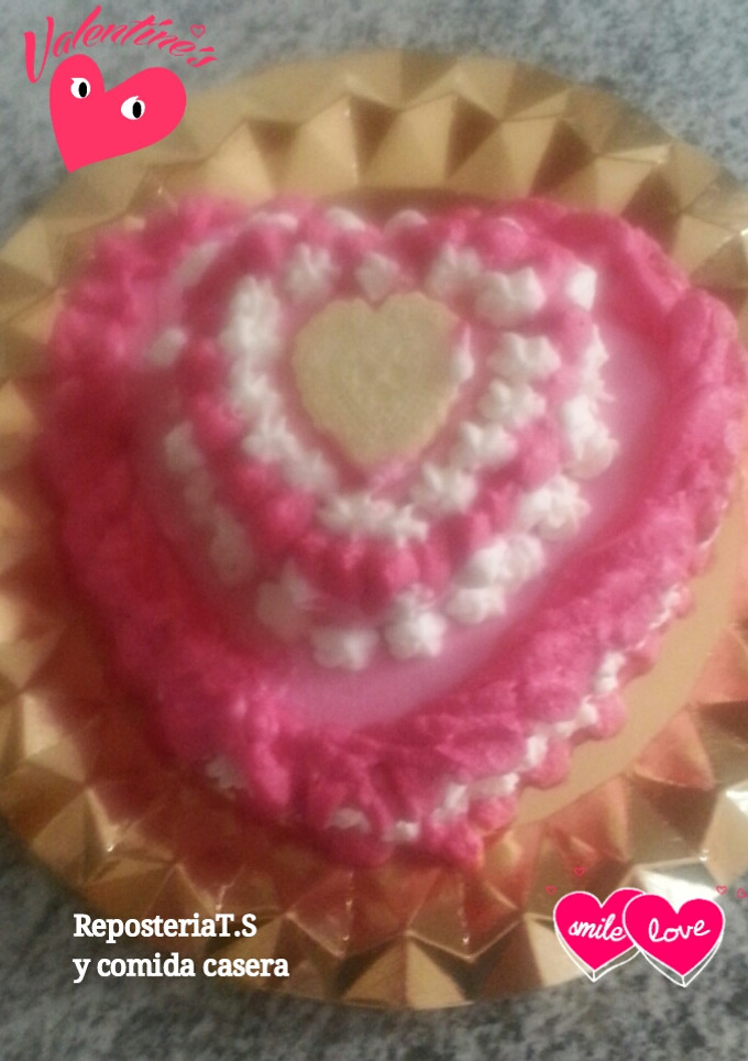 Una foto de Tarta corazón de San Valentín, de dos pisos