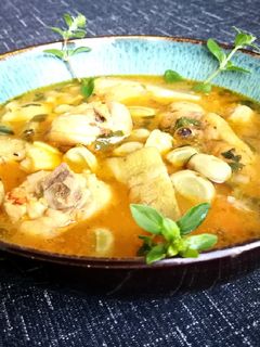 Una foto de Guiso de habas con pollo y alcachofas al las hierbas aromáticas