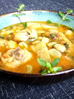 Una foto de Guiso de habas con pollo y alcachofas al las hierbas aromáticas