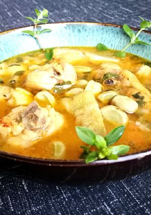 Una foto de Guiso de habas con pollo y alcachofas al las hierbas aromáticas