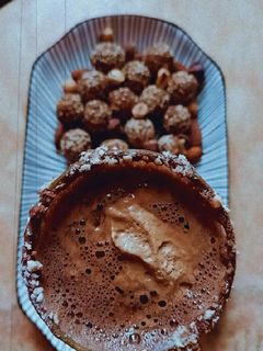 صورة لوصفة Hot chocolate 🤎 شوكولاطة ساخنة و كريات الطاقة بالشوفان