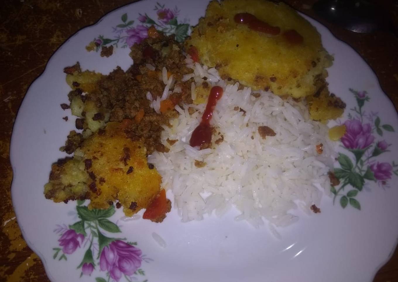 Tortilla de papa  con relleno de carne molida. Delicioso