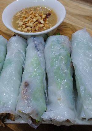 Hình của món Bánh ướt cuốn thịt nướng.