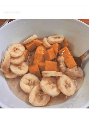 Hình của món Breakfast 💛 Cháo yến mạch chuối, xoài.