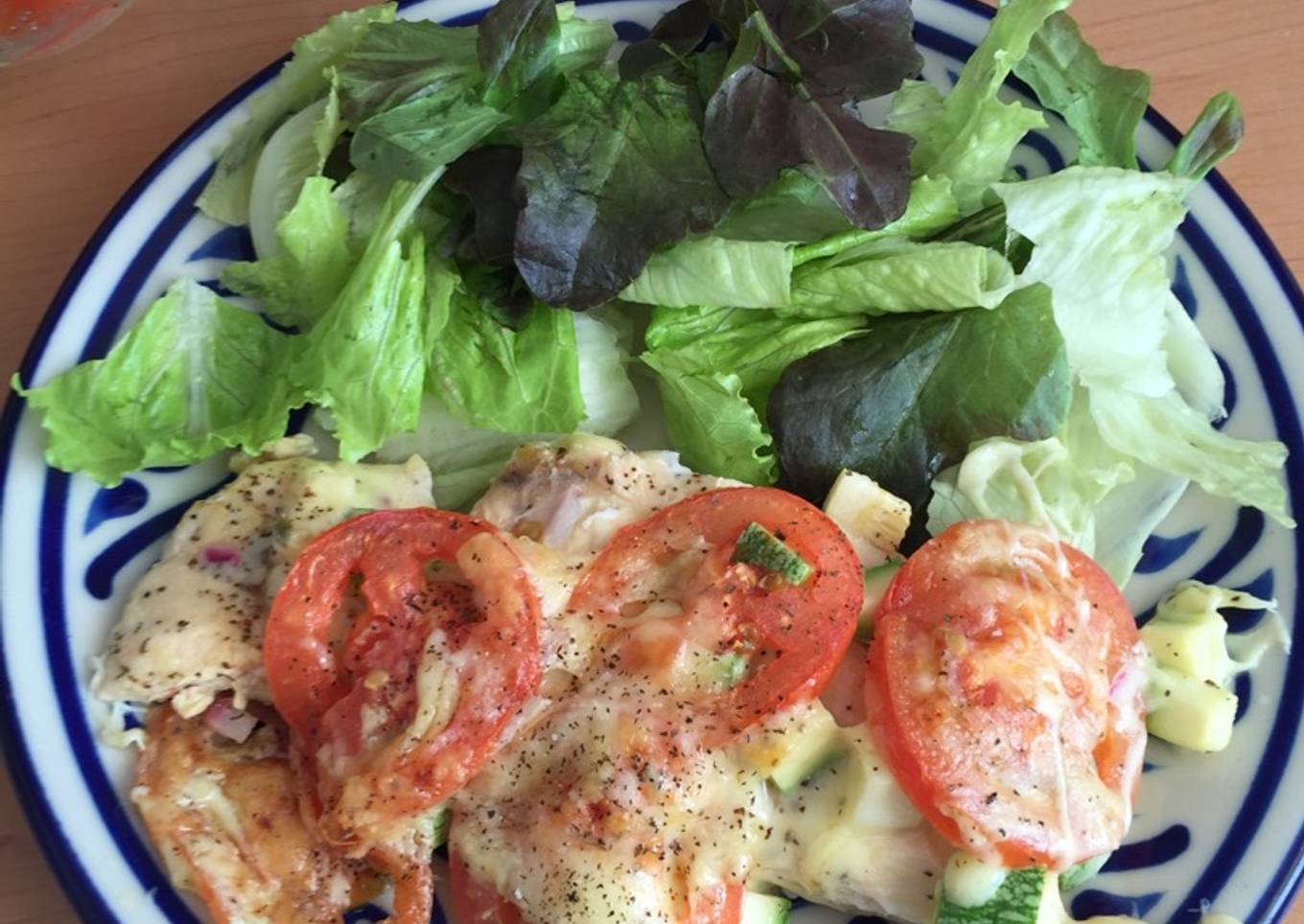 Pollo al limón con queso, jitomate y calabacitas