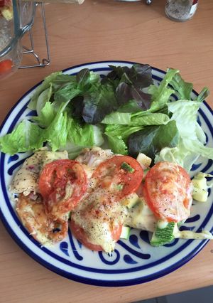Una foto de Pollo al limón con queso, jitomate y calabacitas