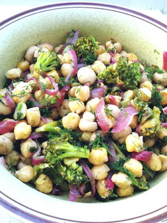 Una foto de Garbanzos con mini champiñones Cogumelos y brócoli - veggie