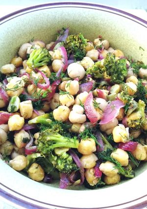Una foto de Garbanzos con mini champiñones Cogumelos y brócoli - veggie