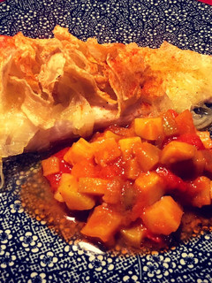Una foto de Merluza, cebolla confitada, pisto y chips de tupinambos