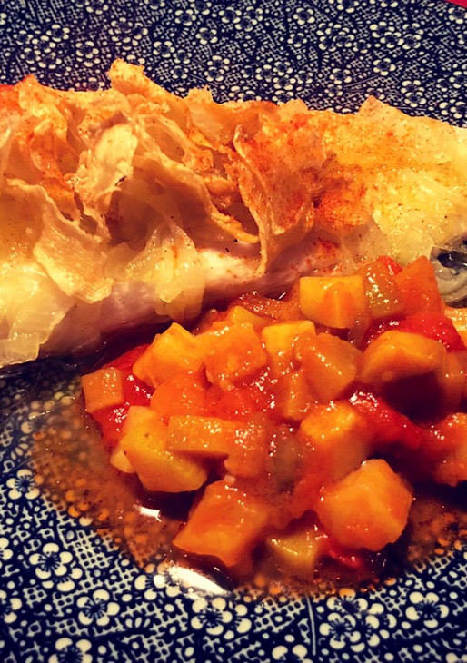 Una foto de Merluza, cebolla confitada, pisto y chips de tupinambos