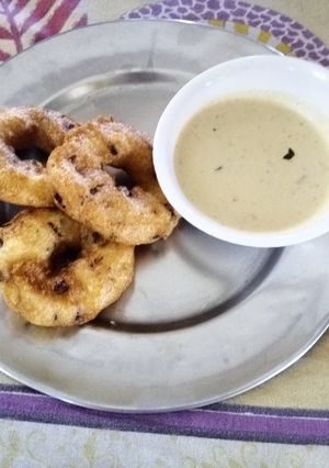 A picture of Medu vada with Groundnut Dip.
