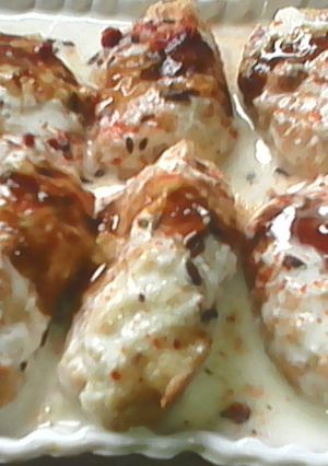 A picture of Dahi bhalle.