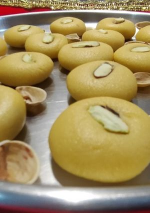 केसरिया पेढा (kesariya peda recipe in marathi) रेसिपी चे मुख्य फोटो 