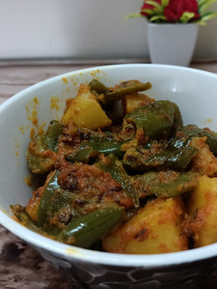 शिमला मिर्च आलू (shimla mirch aloo recipe in Hindi) रेसिपी मुख्य फोटो