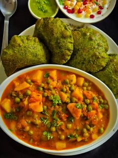 बथुआ मसाला पूरी और मटर आलू टमाटर की चटपटी सब्जी रेसिपी मुख्य फोटो