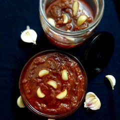 A picture of Instant garlic pickle.