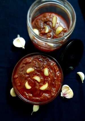 A picture of Instant garlic pickle.