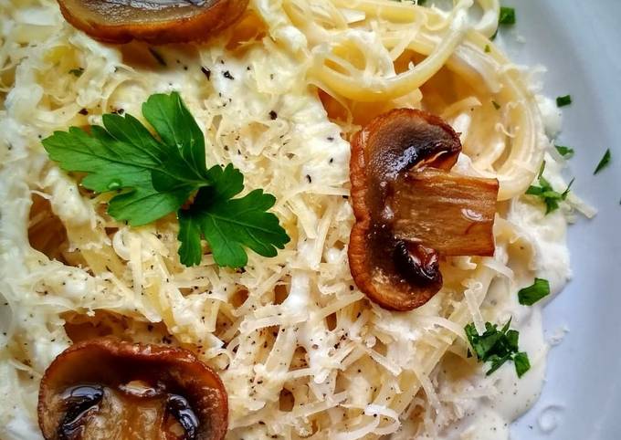 Паста с соусом Альфредо и грибными чипсами