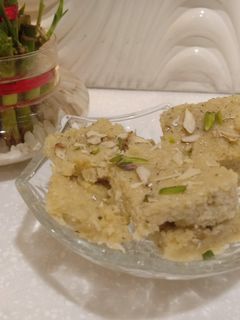 काजू खोया बर्फी (Kaju khoya barfi recipe in Hindi) रेसिपी मुख्य फोटो