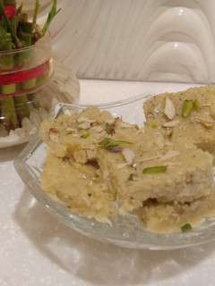 काजू खोया बर्फी (Kaju khoya barfi recipe in Hindi) रेसिपी मुख्य फोटो