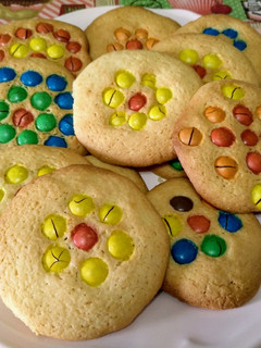 Una foto de Galletas con chocolatinas de colores