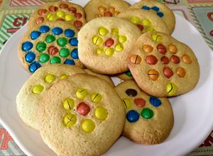 Foto principal de Galletas con chocolatinas de colores