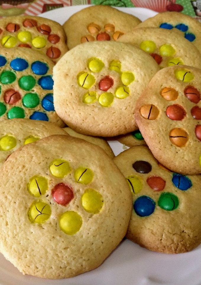 Una foto de Galletas con chocolatinas de colores