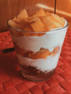 Una foto de Vasitos exprés de yogur y melocotón