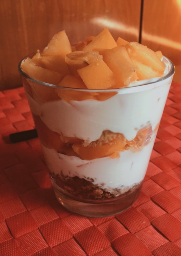 Una foto de Vasitos exprés de yogur y melocotón