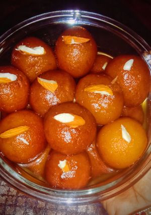 A picture of Gulab Jamun.