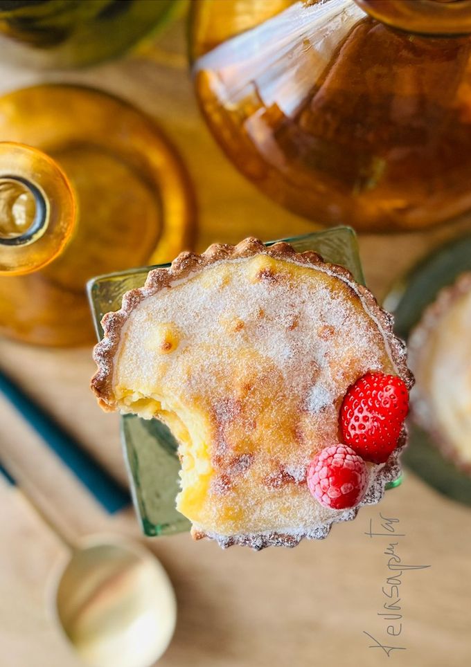Una foto de Tartaletas de queso al limón Suspiros de Amantes 🍋 🍋 🧀 🍓 🍓Feliz día a todas las madres 👩‍🍼❤️
