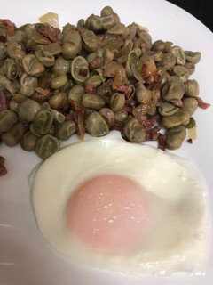 Una foto de Habas con jamón & huevo al agua 🥣