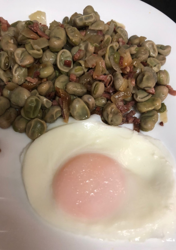 Una foto de Habas con jamón & huevo al agua 🥣