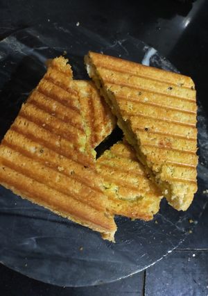 A picture of Cheese-Potato stuffed Sandwich.