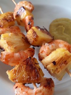 Una foto de Brochetas de langostino y piña al curry