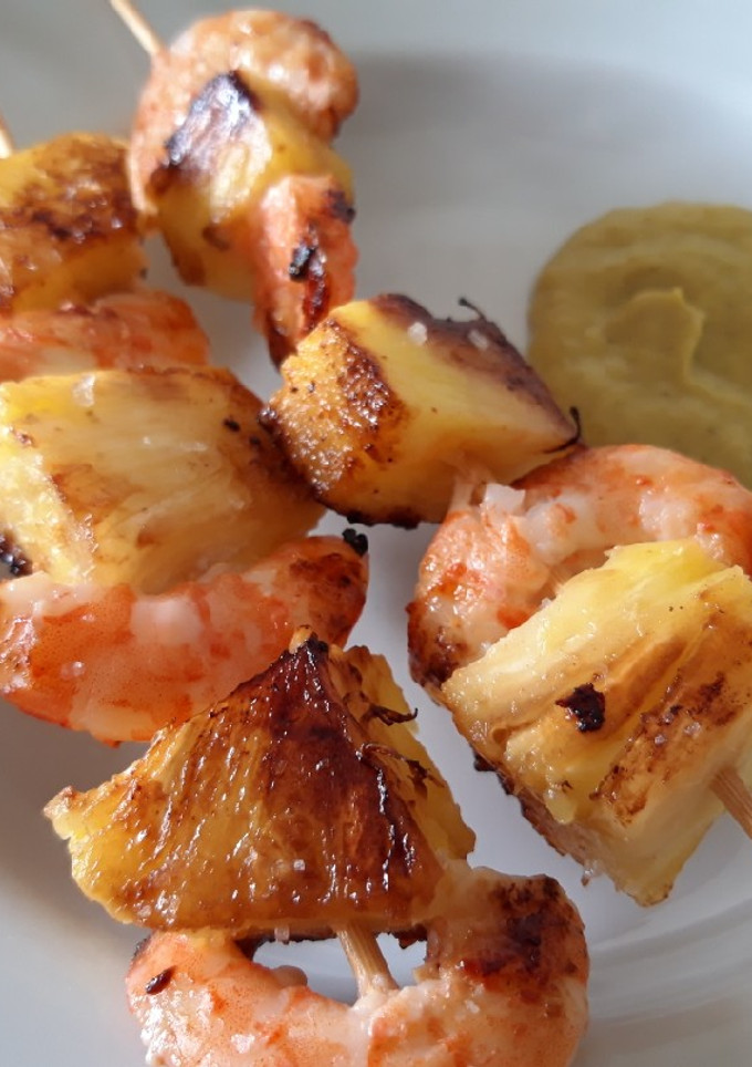 Una foto de Brochetas de langostino y piña al curry