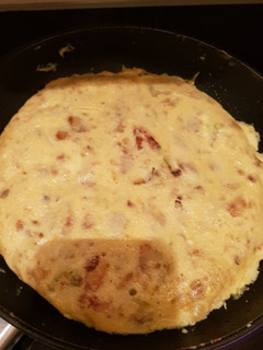 Una foto de Tortilla de patata, calabacín y cebolla