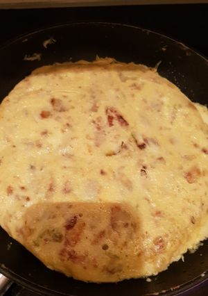 Una foto de Tortilla de patata, calabacín y cebolla
