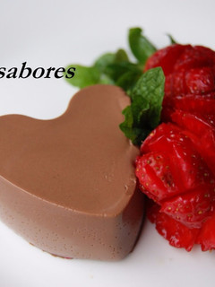 Una foto de Flan corazón de chocolate fundido