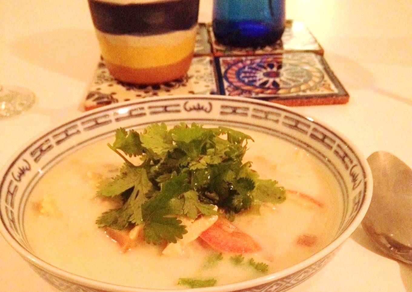 Sopa de pollo, leche de coco y lemongrass