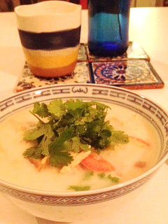 Una foto de Sopa de pollo, leche de coco y lemongrass