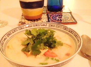 Una foto de Sopa de pollo, leche de coco y lemongrass