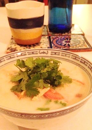 Una foto de Sopa de pollo, leche de coco y lemongrass