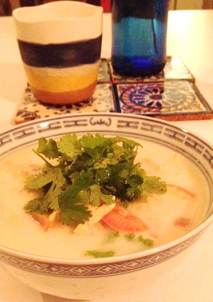 Una foto de Sopa de pollo, leche de coco y lemongrass