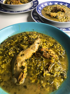 Una foto de Arroz caldoso de pollo y conejo, con espinacas y alcachofas